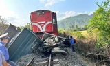 Tàu hoả tông bay đầu xe tải, tài xế ô tô tử vong
