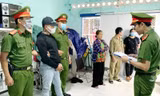 Công an TP. Tuy Hòa đọc lệnh khởi tố bị can đối tượng Dương Văn Toàn. Ảnh công an cung cấp.