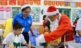 Em nhỏ Làng SOS Nha Trang tự làm cây thông Noel từ đồ tái chế