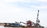 Các phương tiện khai thác cát trái phép do PV Tiền Phong ghi lại trên sông Hồng. Ảnh: Minh Đức