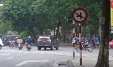 Xe biển đỏ không chấp hành biển chỉ dẫn giao thông. Ảnh: Xuân Ân