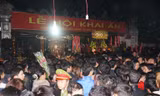Cảnh chen lấn xô đẩy tại Lễ Khai ấn Đền Trần năm 2013. Ảnh: Minh Đức