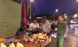 Lực lượng chức năng kiểm tra các hộ kinh doanh thực phẩm tại chợ Phùng Khoang. Ảnh: QT