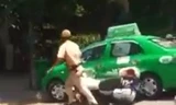 Chiếc taxi do tài xế Dũng điều khiển chèn cả lên xe "bồ câu" của CSGT. Ảnh cắt từ clip.