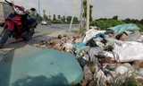 Đường huyết mạch biến thành bãi chứa rác thải nguy hại