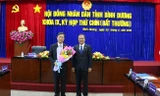 Ông Võ Văn Minh (bìa trái) tân Chủ tịch HĐND tỉnh Bình Dương.