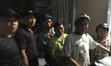 Ngọc (ngồi giữa, áo xanh) bị "hiệp sĩ" mời về công an làm việc