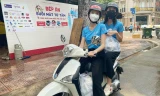 Tiểu Vy, Ngọc Thảo chạy xe máy làm shipper giao cơm cho các chiến sĩ tuyến đầu chống dịch