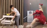 Đông Nhi bắt trend "nội trợ chanh xả", váy đầm xúng xính chỉ để dọn nhà vệ sinh