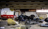 Các mảnh vỡ máy bay MH17 tại căn cứ không quân ở Rijen.Nguồn: AFP/TTXVN