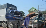 Hiện trường một vụ tai nạn giao thông hai xe tải đấu đầu nhau. (Ảnh: TTXVN)