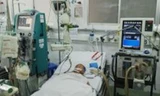 Bé L. khi đang nguy kịch tại Bệnh viện Nhi đồng 1 TPHCM. Ảnh do bệnh viện cung cấp.