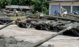 Quân nhân Ukraine kiểm tra các xe tăng T-72 tại thành phố miền tây Lviv ngày 7/8. (Nguồn: AFP/TTXVN)