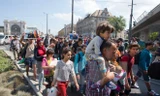 Người di cư đi bộ tới Áo từ nhà ga Keleti ở Budapest, Hungary ngày 4/9. (Nguồn: THX/TTXVN)