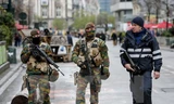 Binh sỹ và cảnh sát Bỉ tuần tra tại trung tâm thủ đô Brussels. (Nguồn: THX/TTXVN)
