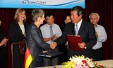 Đại sứ Đức tại Việt Nam Jutta Frasch và Thứ trưởng Bộ Lao động, Thương binh và Xã hội Nguyễn Thanh Hòa ký kết Ý định thư ngày 1/7/2015. Ảnh : ĐSQ Đức.