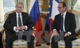 Tổng thống Nga Vladimir Putin (trái) và Tổng thống Pháp Francois Hollande tại cuộc gặp song phương ngày 2/10. (Ảnh: AFP/TTXVN)