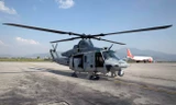 Máy bay cứu hộ UH-1Y Huey của quân đội Mỹ chở hàng cứu trợ tại sân bay quốc tế Tribhuvan ở thủ đô Kathmandu của Nepal. (Ảnh: AFP/TTXVN)