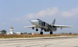 Máy bay ném bom Sukhoi Su-24 của Nga cất cánh từ căn cứ Hmeimim, tỉnh Latakia, Syria, ngày 3/10. (Nguồn: AFP)