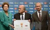 Tổng thống Brazil, Chủ tịch FIFA chuyển giao quyền đăng cai vòng chung kết World Cup 2018 cho Tổng thống Nga tại lễ bế mạc World Cup 2014, ở Brazil ngày 13/7/2014. (Ảnh: AFP/TTXVN)