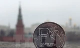 Hình ảnh đồng ruble tại trung tâm thủ đô Moskva ngày 6/11/2014. (Nguồn: AFP/TTXVN)