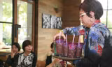 Bà Patricia Marques, Tổng giám đốc Starbucks Việt Nam bưng cà phê mời khách. 