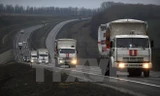 Đoàn xe chuyển hàng viện trợ của Nga tới miền Đông Ukraine. (Nguồn: AFP/TTXVN)