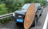Lưỡi cưa 'tử thần' cắm thẳng vào xe, tài xế may mắn thoát chết
