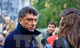 Cựu Phó Thủ tướng Nga Boris Nemtsov (trái) tại lễ tưởng niệm một nhà báo Nga ở Moskva ngày 7/10/2009. (Nguồn: AFP/TTXVN)