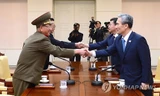 Từ phải qua trái: Cố vấn an ninh quốc gia Hàn Quốc Kim Kwan-jin, Bộ trưởng Bộ Thống nhất Hàn Quốc Hong Yong-pyo và quan chức đứng đầu Triều Tiên phụ trách về các vấn đề liên Triều Hwang Pyong-so, nhân vật cấp cao nhất trong chính ủy quân đội Triều Tiên bắ