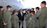 Ngày 18/9, Thủ tướng Australia Tony Abbott (giữa) thăm hỏi và động viên các binh sỹ chuẩn bị sẵn sàng tham gia liên minh quốc tế do Mỹ dẫn đầu trong cuộc chiến chống lại IS. (Nguồn: AFP/TTXVN) 