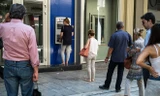 Người dân Hy Lạp tiếp tục xếp hàng rút tiền ở máy ATM ở trung tâm Athens, ngày 14/7. (Nguồn: AFP)