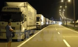 Đoàn xe tải xếp hàng dài trên đường cao tốc gần Batrovci ở biên giới Serbia-Croatia ngày 23/9. Nguồn: AFP/TTXVN