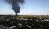 Khói bốc lên tại khu vực sân bay Donetsk. (Nguồn: The Guardian)