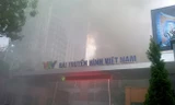 Lửa bùng phát sâu phía trong Đài truyền hình Việt Nam (số 43 Nguyễn Chí Thanh) lúc 17h45. 