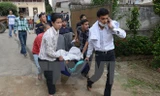 Nhân viên y tế Nepal chuyển các nạn nhân bị thương sau trận động đất ngày 25/4 đi chữa trị tại khu vực Lalitpur, ngoại ô Kathmandu. (Ảnh: AFP/TTXVN)