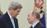 Tổng thống Nga Vladimir Putin nói chuyện với Ngoại trưởng Mỹ John Kerry trong cuộc hội đàm tại Moscow hôm 15/12. Ảnh: AP
