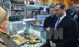 Thủ tướng Nga Dmitry Medvedev (thứ 3, phải) trò chuyện với người dân tại một cửa hàng thực phẩm ở Voronezh. (Nguồn: AFP/TTXVN)