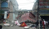 Cửa hàng giày dép 3 tầng bất ngờ đổ sập. Ảnh TTXVN