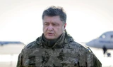 Tổng thống Petro Poroshenko tuyên bố về tình hình Debaltsevo tại sân bay Kiev ngày 18/2. (Ảnh: AFP/TTXVN phát)