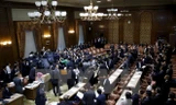 Các nghị sỹ tại phiên bỏ phiếu về dự luật an ninh tại Ủy ban đặc biệt của Thượng viện ở Tokyo ngày 17/9. (Nguồn: Reuter/TTXVN)