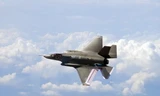 Một máy bay F-35 trong phi đội không kích hỗn hợp.
