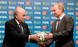 Chủ tịch FIFA Sepp Blatter trao quả bóng tượng trưng cho quyền đăng cai World Cup 2018 cho Tổng thống Nga Vladimir Putin. Nguồn: AFP