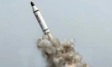 Triều Tiên bắn thử thành công một loại tên lửa đạn đạo phóng từ tàu ngầm. (Ảnh: Yonhap/TTXVN)