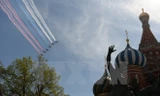 Các máy bay phun khói ba màu trắng xanh, đỏ - màu của quốc kỳ Nga trong lễ duyệt binh kỷ niệm 70 năm Ngày Chiến thắng ở thủ đô Moskva. (Nguồn: AFP/TTXVN)