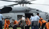 Cảnh sát Indonesia và nhân viên cứu hộ chuyển thi thể nạn nhân máy bay QZ8501 từ Biển Java về Pangkalan Bun ngày 2/1/2015. (Nguồn: AFP/TTXVN)