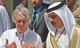 Ông trùm Bernie Ecclestone (đeo kính) đang đứng trước bài toán khó