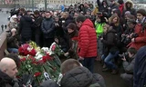 Người dân Nga đặt hoa tại nơi ông Nemtsov bị sát hại