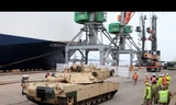 [VIDEO] Tận thấy vũ khí hạng nặng Mỹ cập cảng Baltic