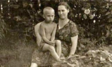 Tổng thống Nga Vladimir Putin bên mẹ khi còn nhỏ (Nguồn: RT)